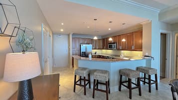 Een koelkast, een magnetron, een oven, een kookplaat