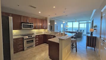 Refrigerador, microondas, horno y parrilla de estufa