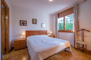 3 makuuhuonetta, silitysrauta/-lauta