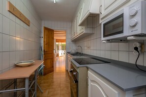 Jääkaappi, mikroaaltouuni, uuni, kahvin-/teenkeitin