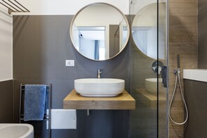 Dusche, Haartrockner, Bidet, Handtücher