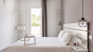 A modern bedroom with a bed, bedside table, and a hanging light fixture. - LM7 VILLA a stone's throw from the sea, Infinity Pool, Hydro, Wi-Fi, Garden (Fontane Bianche)