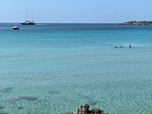 Una playa cerca, sillas reclinables de playa, toallas de playa