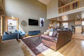 スマートテレビ、暖炉、書庫、書斎 / ワークスペース