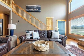 Smart TV, fireplace, books, offices - Large House, Hot Tub, and Views (Victor)