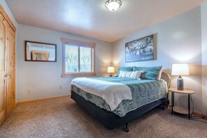 5 室のベッドルーム、デスク、アイロン / アイロン台、旅行用ベビーベッド