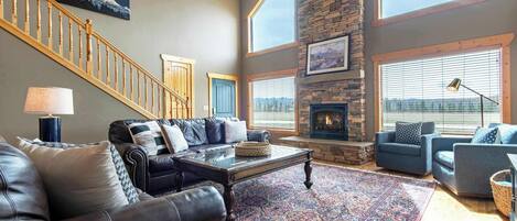 Smart TV, chimenea, libros, oficina