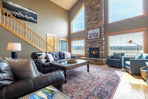 Smart TV, fireplace, books, offices