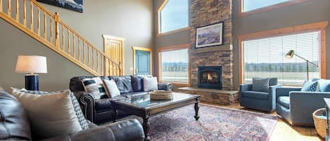 Smart-TV, Kamin, Bücher, Arbeitsbereiche