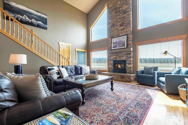 Smart TV, caminetto, libri, studio