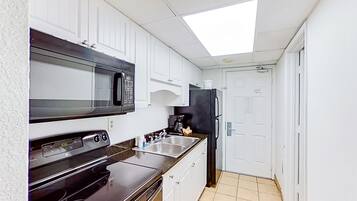 Een koelkast, een magnetron, een oven, een kookplaat