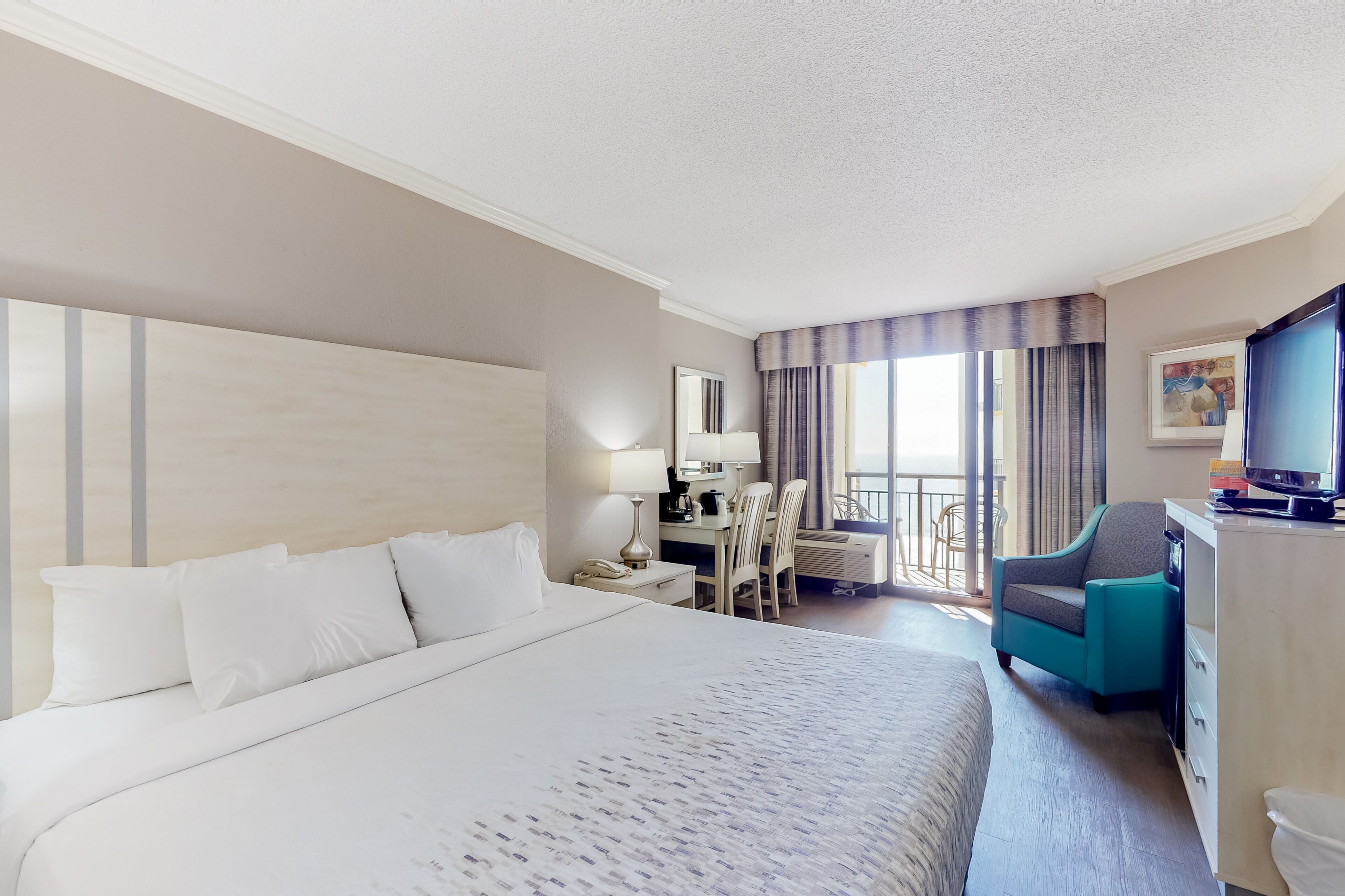 8th-floor ocean-view studio with AC, pool, hot tub & gym - dog-friendly