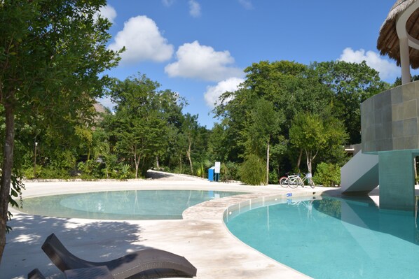 Una piscina al aire libre