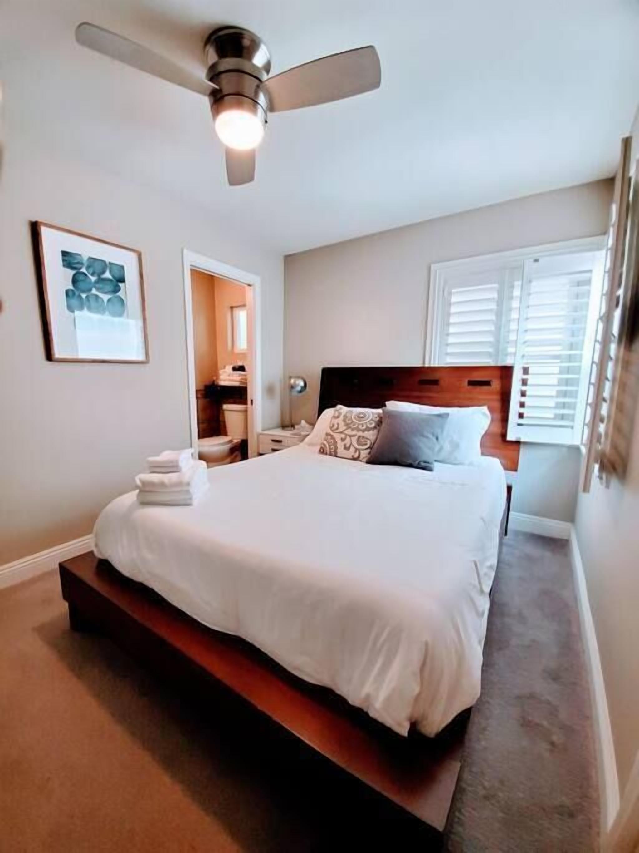 3 室のベッドルーム、デスク、アイロン / アイロン台、旅行用ベビーベッド