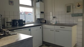 Een koelkast, een magnetron, een oven, een kookplaat