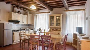 Frigorifero, piano cottura, lavastoviglie, macchina per tè/caffè