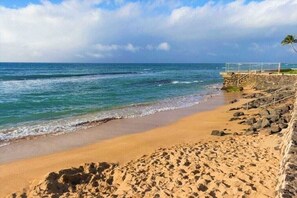 On the beach, sun-loungers, beach towels - Amazing steps to the OCEAN experience! (Lahaina)
