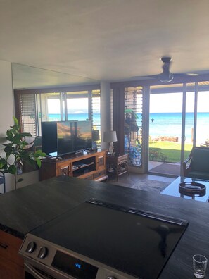 Interior - Amazing steps to the OCEAN experience! (Lahaina)