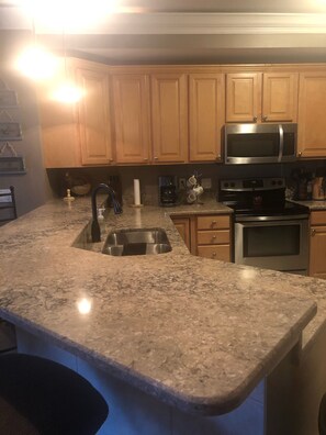 Fridge, microwave, oven, stovetop - 3 Bedroom 2 Bath Lands End Condo, mm 19. Next to pool. Best complex at the Lake! (Osage Beach)