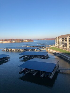 Marina - 3 Bedroom 2 Bath Lands End Condo, mm 19. Next to pool. Best complex at the Lake! (Osage Beach)