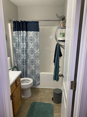 淋浴/盆浴组合、毛巾、肥皂、卫生纸