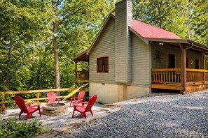 Terrace/patio - Guest Favorite! 719 FIVE Star Reviews | Pet Friendly | Walking Trail | Firepit (Cleveland)
