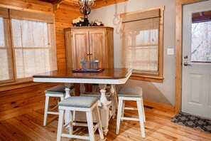 Dining - Guest Favorite! 719 FIVE Star Reviews | Pet Friendly | Walking Trail | Firepit (Cleveland)