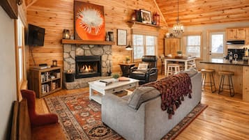 Smart-tv, een open haard, een dvd-speler en boeken