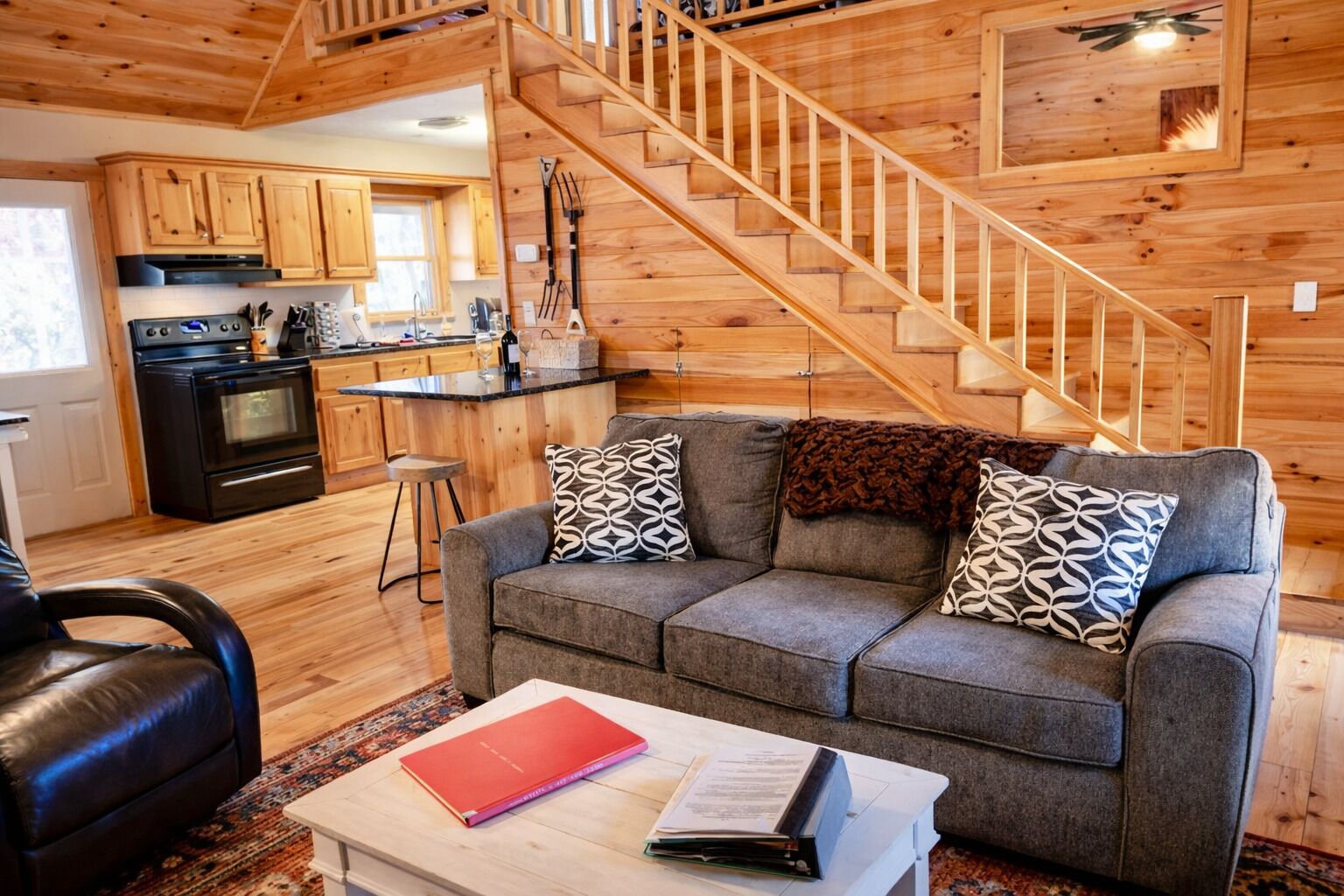 Smart-TV, Kamin, DVD-Player, Bücher