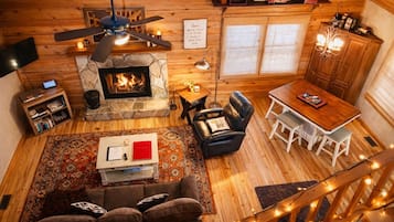 Smart-TV, peis, DVD-spiller og bøker