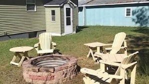 A house with a fire pit and outdoor seating. - Comfy Cottage to escape the crowds (Goetzville)