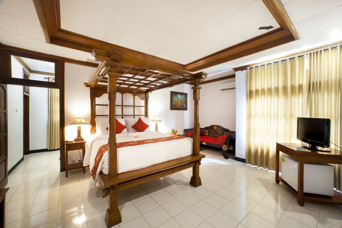 Family Suite | 2 bedrooms, iron/ironing board, free WiFi, bed sheets