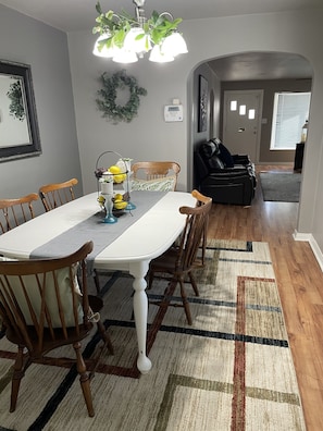 Dining - Mid Town Convenience (Hot Springs)