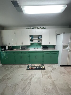 Private kitchen - Mid Town Convenience (Hot Springs)