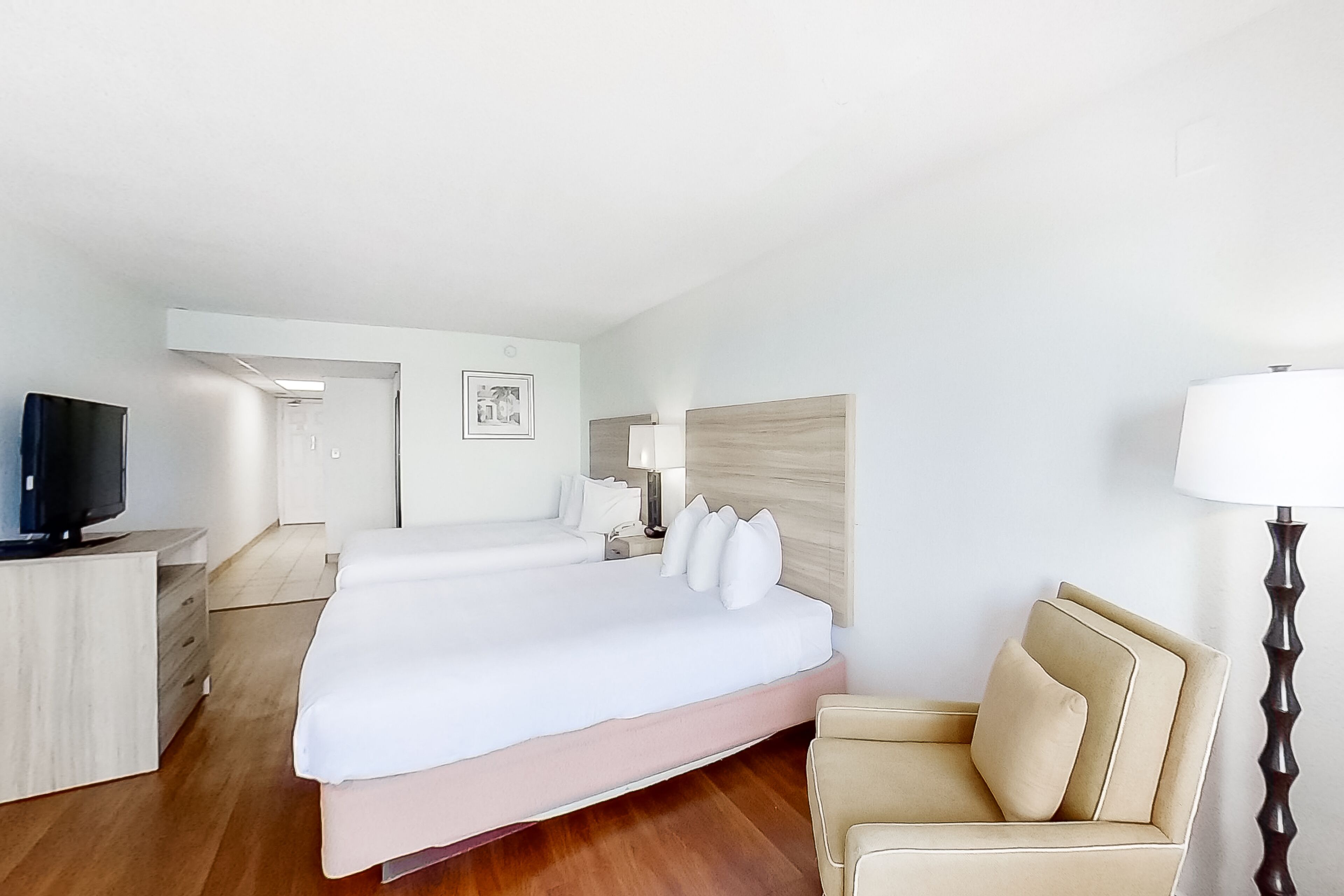 11th-floor, oceanfront snowbird-friendly studio w/ WiFi, pool/hot tub, AC