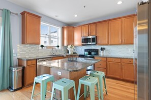 Een koelkast, een magnetron, een oven, een kookplaat