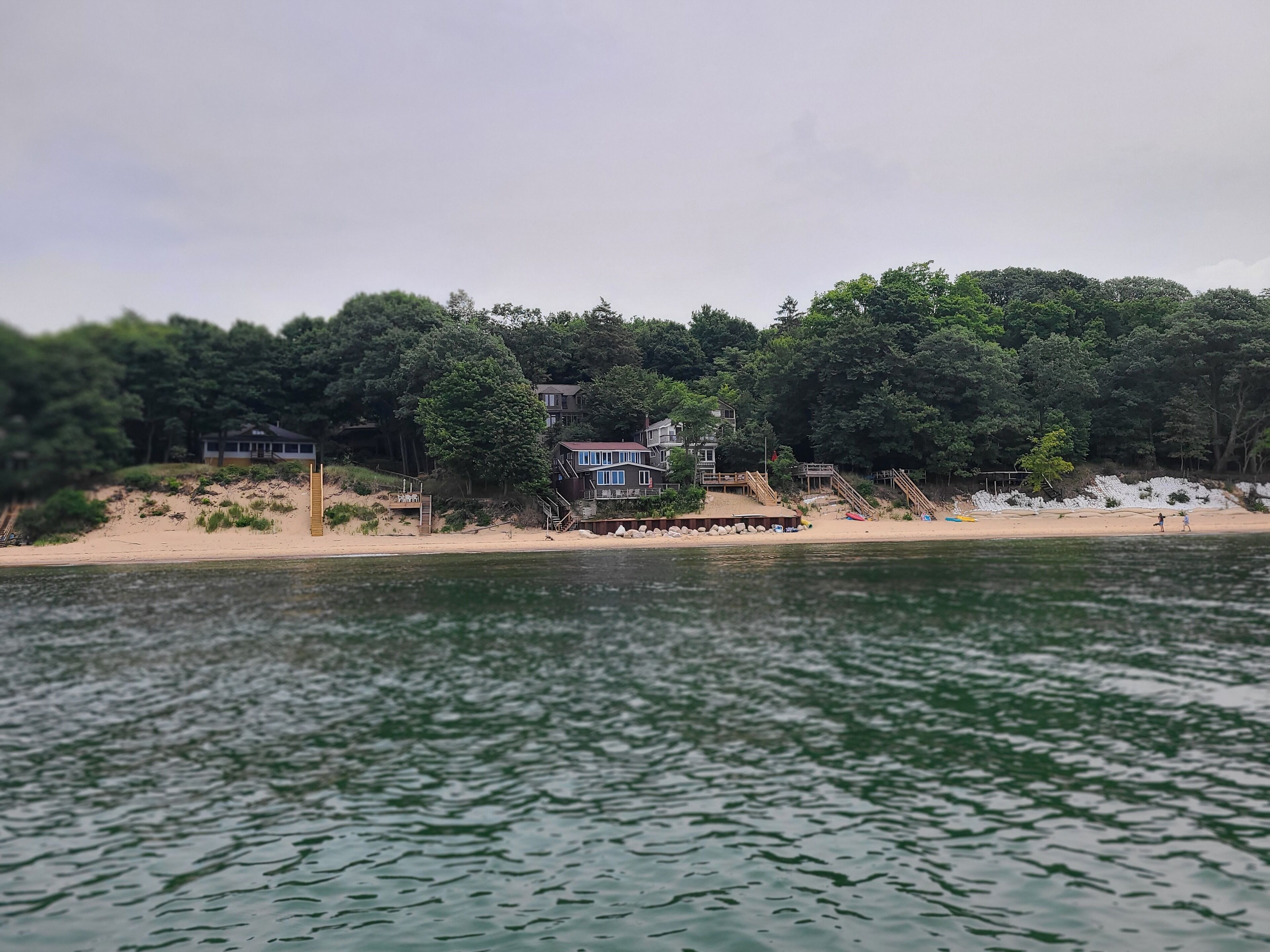 Una spiaggia nelle vicinanze, lettini da mare, teli da spiaggia