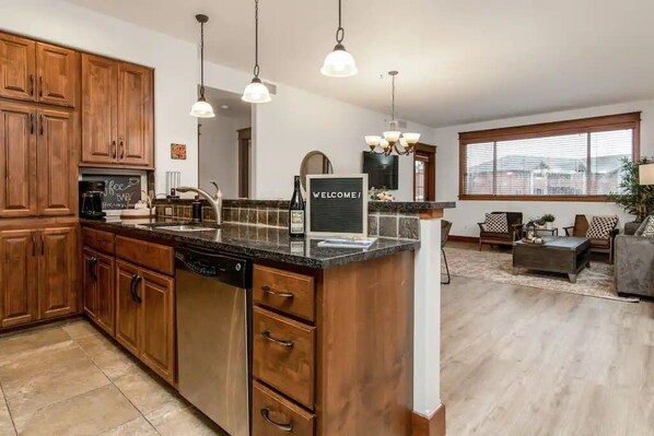 冰箱、微波炉、烤箱、炉灶