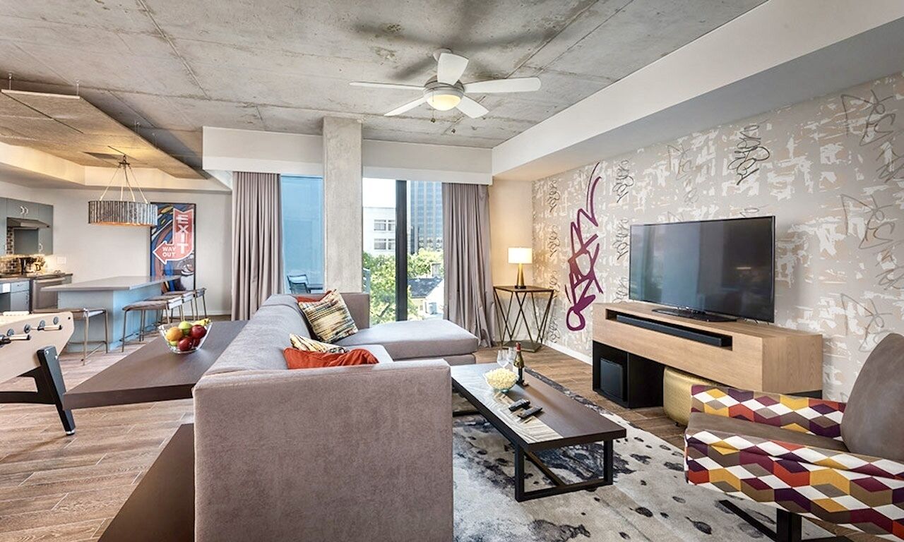 Downtown Austin - Large 3BR Presidential - Rooftop Pool - Walk To 6th St.