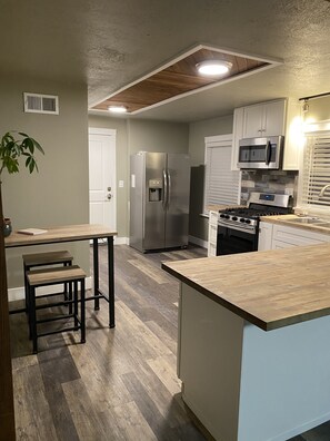 Microwave, dishwasher, coffee/tea maker, cookware/dishes/utensils