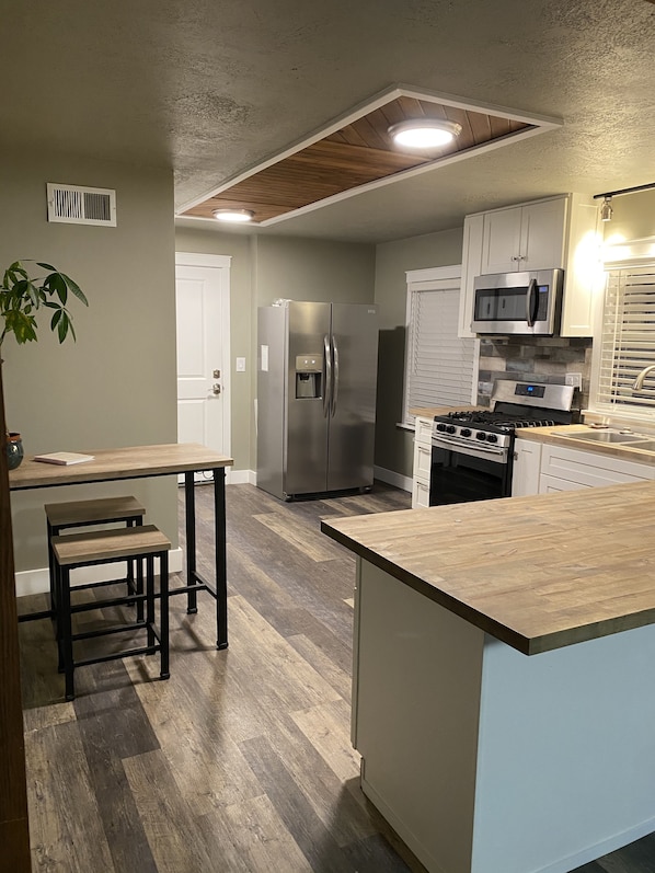 Microwave, dishwasher, coffee/tea maker, cookware/dishes/utensils