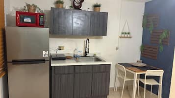 Frigorifero, microonde, piano cottura, macchina per tè/caffè