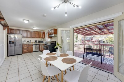 Atlanta Luxury Home 1 mi from The Battery Sleeps 8