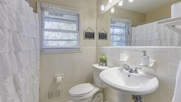 Combined shower/bathtub, hair dryer, towels, soap