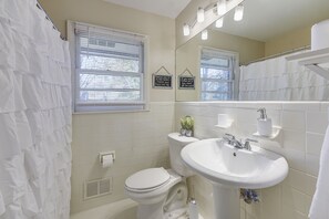Combined shower/bathtub, hair dryer, towels, soap - Atlanta Luxury Home 1 mi from The Battery Sleeps 8 (Smyrna)