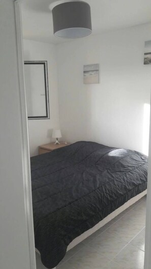 1 bedroom, bed sheets - 2 rooms + sunny terrace direct beach access (cabourg)