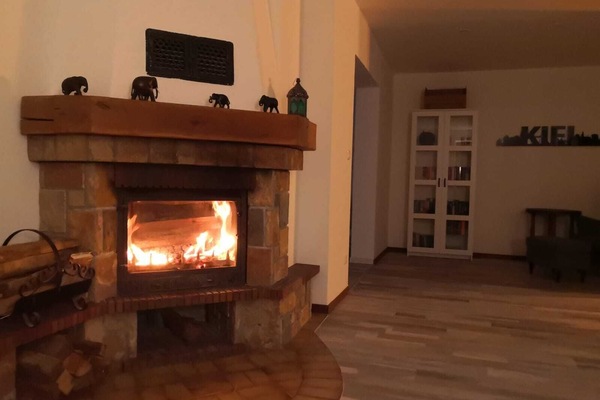 Wohnzimmer mit Kamin