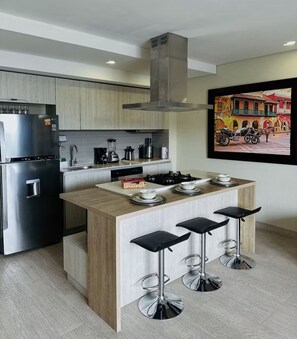 Kühlschrank, Mikrowelle, Ofen, Herdplatte