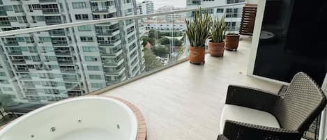 Outdoor spa tub