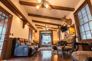 Living area - The Big G Ranch: A Timeless Treasure (Temecula)